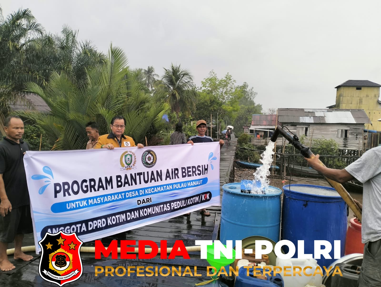 Anggota DPRD - Anggota DPRD Kotim Bersama Komunitas Peduli Kotim Salurkan Bantuan Air Bersih ke Sejumlah Desa di Pulau Hanaut