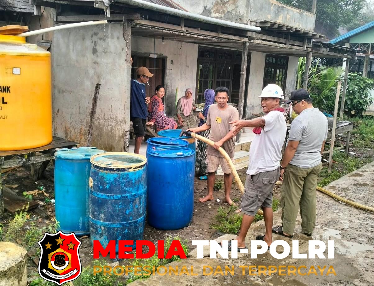 Anggota DPRD - Anggota DPRD Kotim Bersama Komunitas Peduli Kotim Salurkan Bantuan Air Bersih ke Sejumlah Desa di Pulau Hanaut