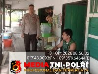 Suasana Santai - Suasana Santai Jadi Momen Polisi Dekatkan Diri dengan Warga dan Berikan Imbauan Keamanan