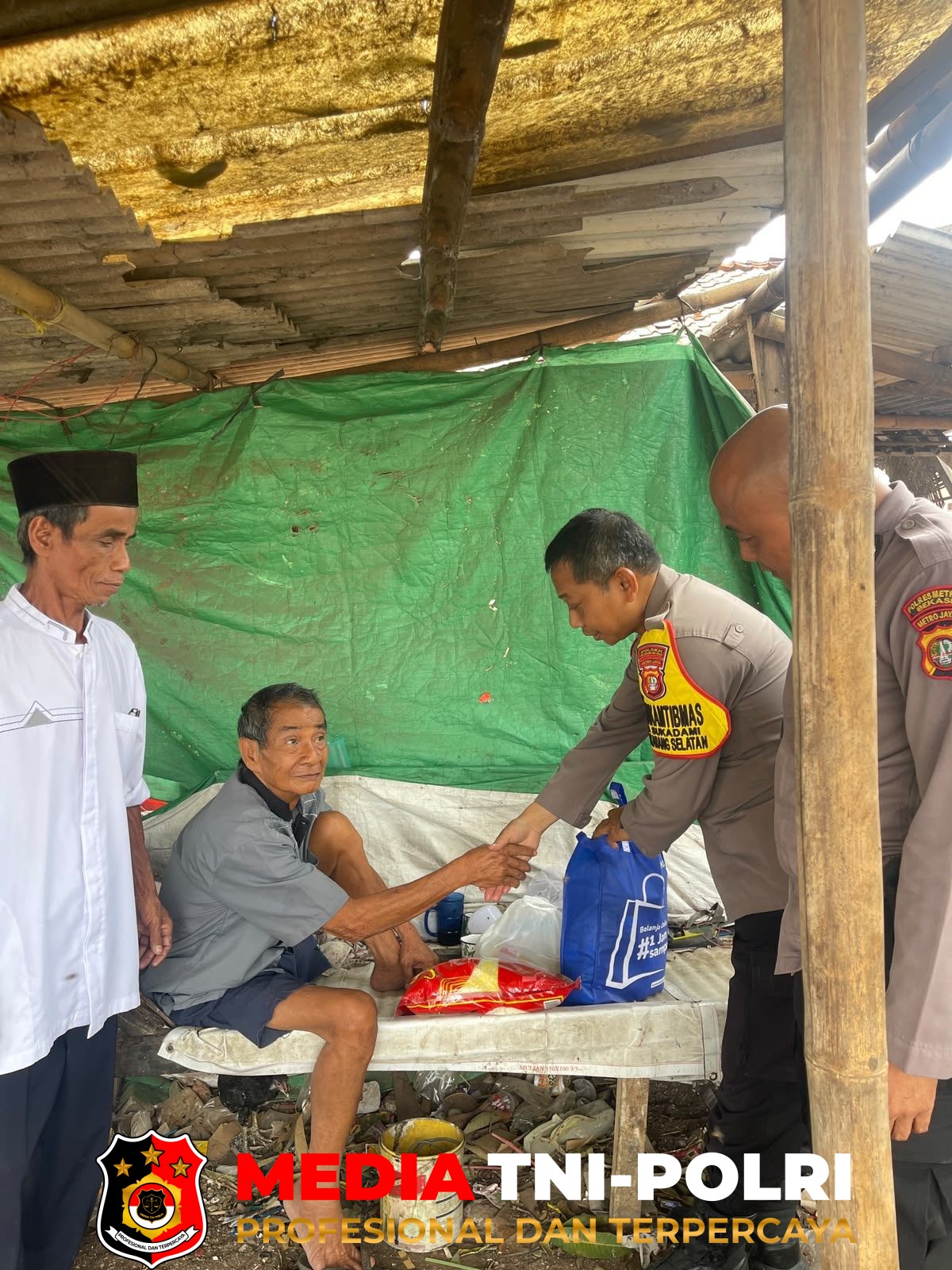Hidup Tanah - Hidup di Tanah Pemakaman Sukadami Sebagai Pemulung, Pasutri Lansia Terima Bantuan Polisi