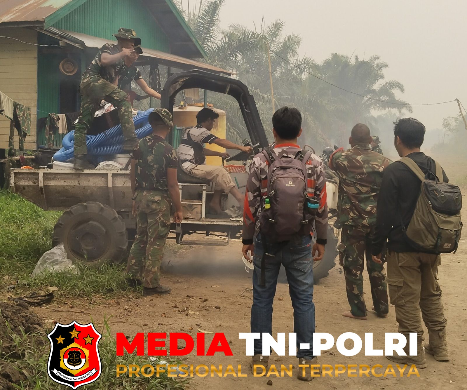Karhutla - Kolaborasi Prajurit TNI dan PT RMU Padamkan Karhutla di Desa Rawasari, Tempuh Perjalanan hingga Dua Hari Satu Malam
