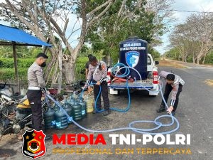 Satlantas Polres Seruyan Salurkan Air Bersih untuk Warga Terdampak Kemarau