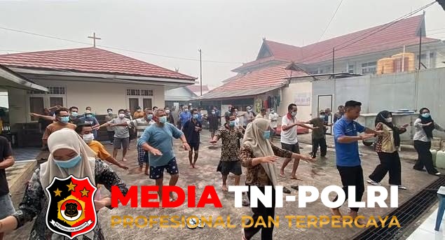 Jaga Kesehatan - Jaga Kesehatan WBP Lansia, Lapas Sampit Rutin Gelar Senam Sehat