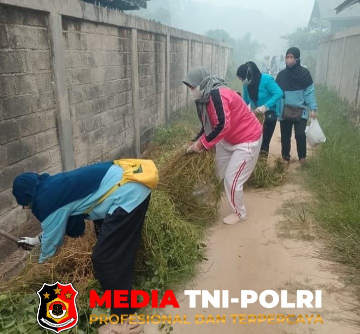 Lurah Baamang - Lurah Baamang Tengah Gelar Jum'at Bersih di Jalan Cristopel Mihing Gang Palma Desmon RT 36 dan RT 63 RW 05 Sampit
