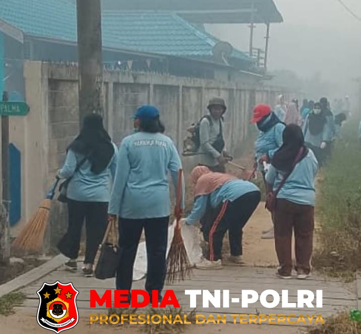 Lurah Baamang - Lurah Baamang Tengah Gelar Jum'at Bersih di Jalan Cristopel Mihing Gang Palma Desmon RT 36 dan RT 63 RW 05 Sampit