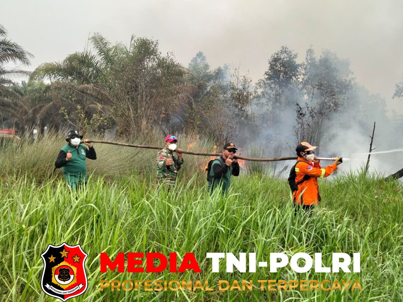 Koramil 1015-07/Parenggean - Koramil 1015-07/Parenggean Bersama Tim Gabungan Tangani Karhutla di Wilayah Parenggean