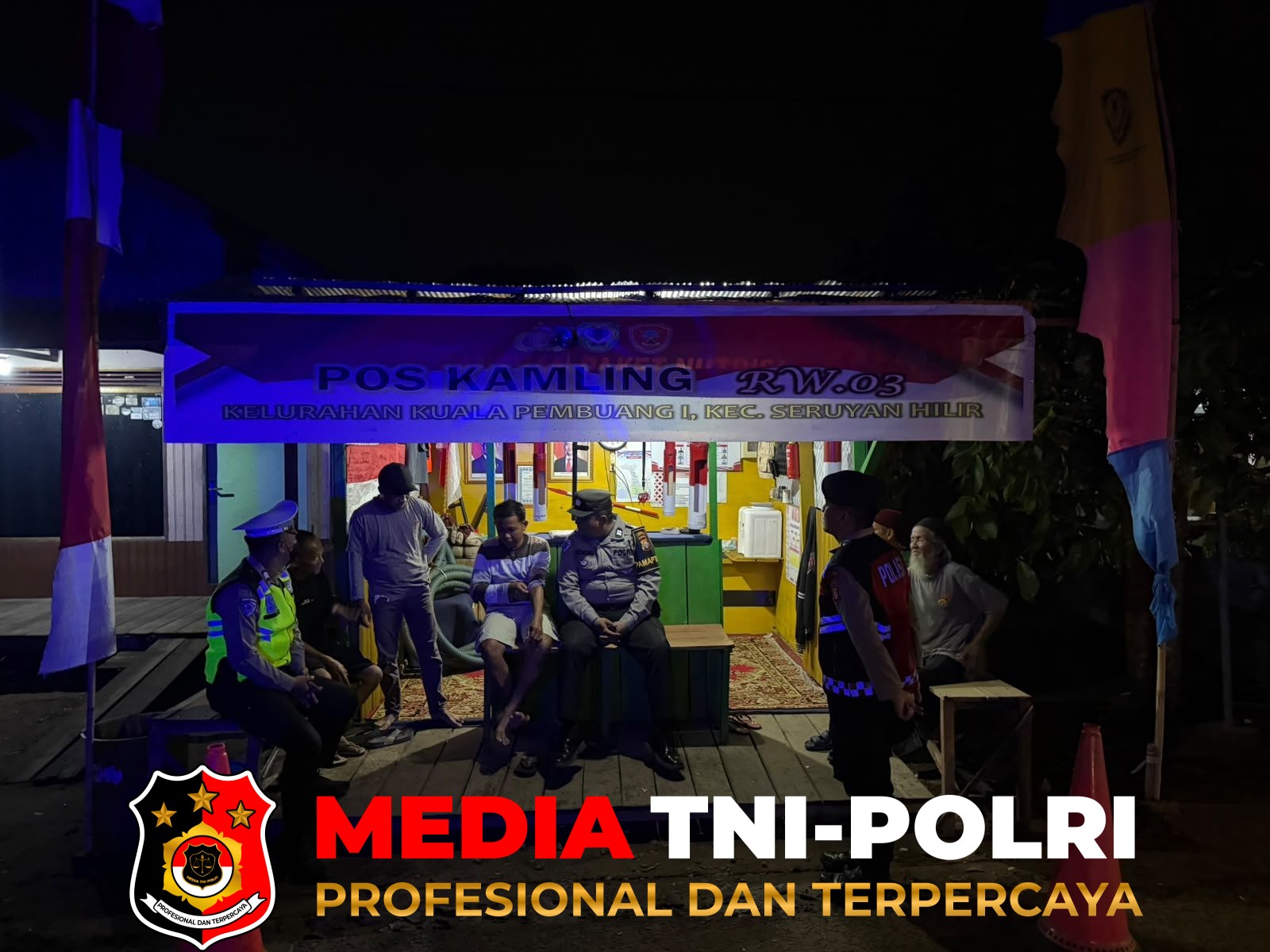 Polres Seruyan - Patroli Malam di Cafe Beranda dan Pos Kamling, Polres Seruyan Ajak Warga Jaga Kamtibmas