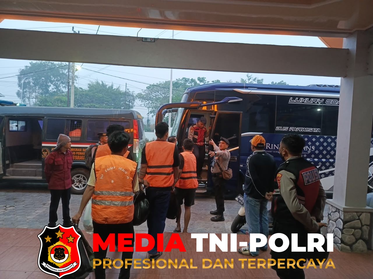 Optimalkan Pembinaan - Optimalkan Pembinaan dan Jaga Stabilitas Hunian, 33 WBP Lapas Sampit Resmi Dipindahkan