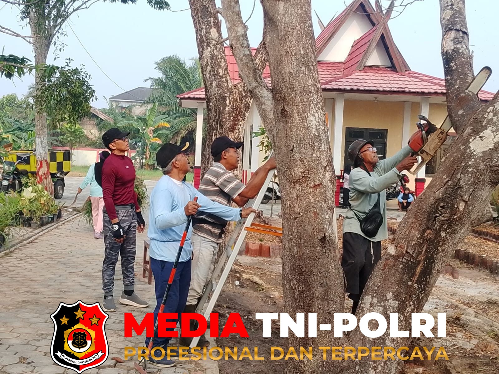 Kelurahan Baamang - Kelurahan Baamang Tengah Gelar Jum'at Bersih di Lingkungan Kantor Kelurahan