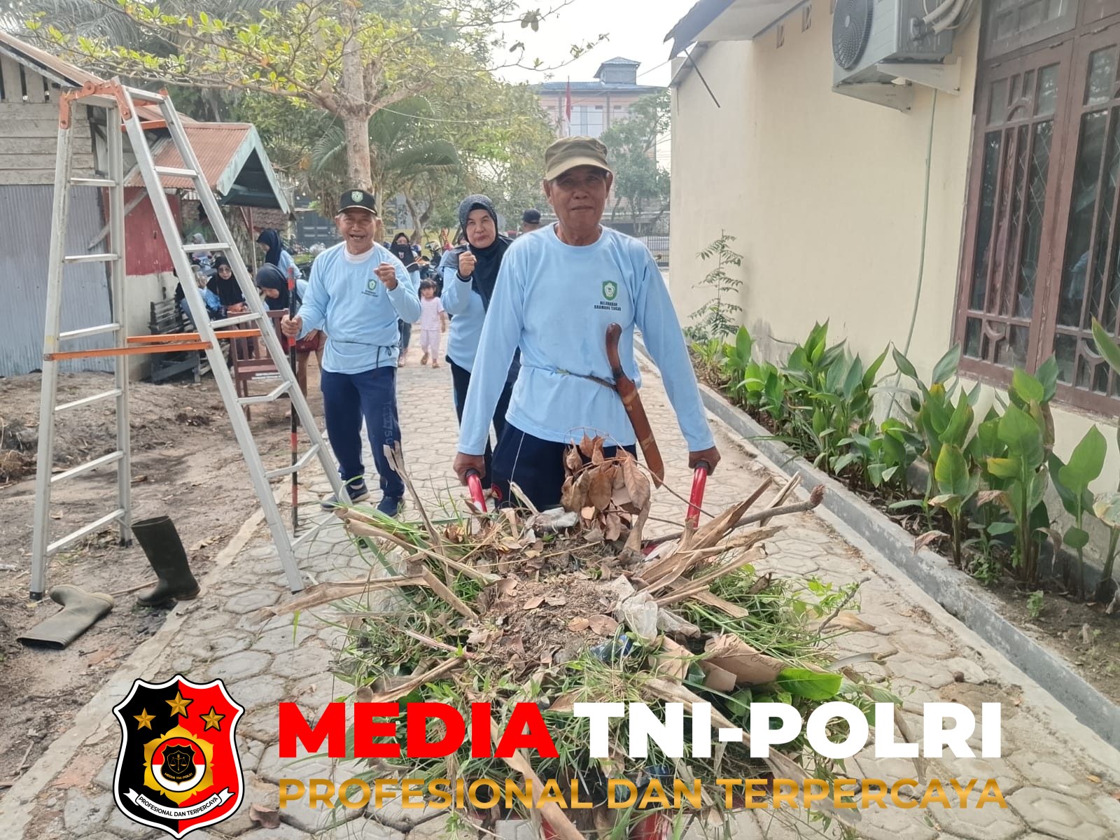 Kelurahan Baamang - Kelurahan Baamang Tengah Gelar Jum'at Bersih di Lingkungan Kantor Kelurahan