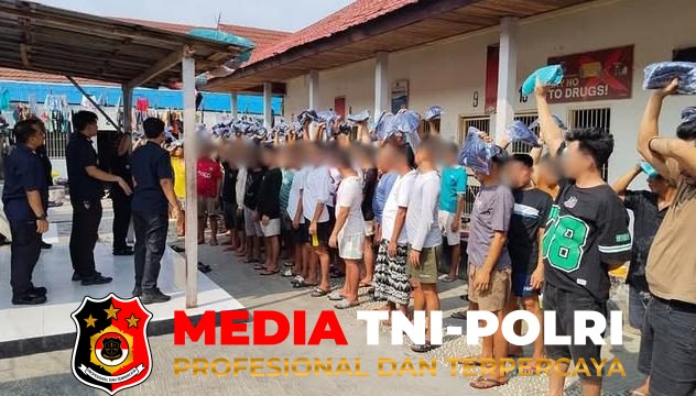 Pelayanan Humanis - Dukung Pelayanan Humanis, Lapas Sampit Distribusikan Pakaian bagi Warga Binaan