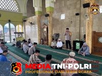 Dekatkan Diri - Dekatkan Diri dengan Masyarakat, Kapolres Barsel Gelar Jumat Keliling dan Jumat Curhat di Masjid As-Sunnah