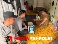 Program BEREZ - Gelar Program BEREZ, Kapolsek Hanau Salurkan Bantuan Sosial kepada Warga Pembuang Hulu I